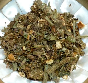 Schale mit loser Räuchermischung.