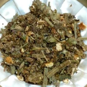 Schale mit loser Räuchermischung.