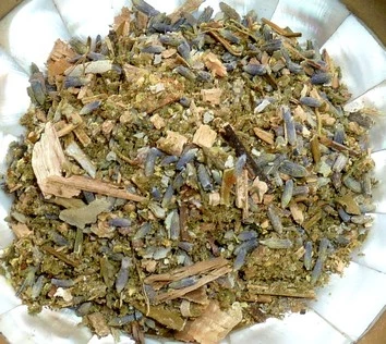 Schale mit loser Räuchermischung.