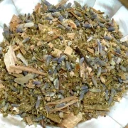 Schale mit loser Räuchermischung.