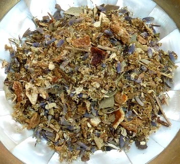 Schale mit loser Räuchermischung.