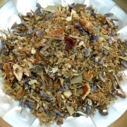 Schale mit loser Räuchermischung.