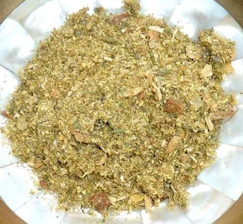 Schale mit loser Räuchermischung.