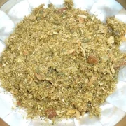 Schale mit loser Räuchermischung.