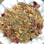 Schale mit loser Räuchermischung.