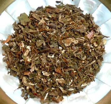 Schale mit loser Räuchermischung.