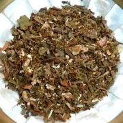 Schale mit loser Räuchermischung.