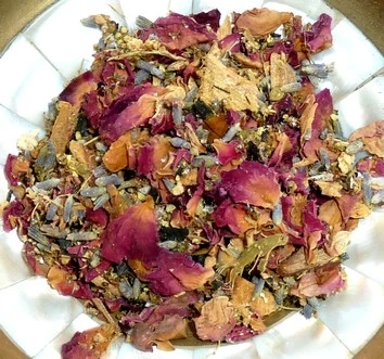 Schale mit loser Räuchermischung in Schale.