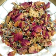 Schale mit loser Räuchermischung in Schale.