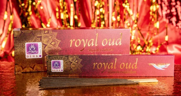 Packung Räucherstäbchen und dekorativer Schmuck