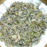 Schale mit loser Räuchermischung.