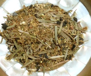 Schale mit loser Räuchermischung.