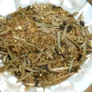 Schale mit loser Räuchermischung.