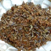 Schale mit loser Räuchermischung.